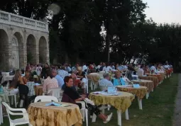 L'aperitivo nel parco del Roccolo